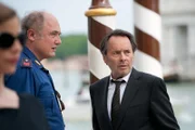 Brunetti (Uwe Kockisch, re.) und Vianello (Karl Fischer) werden zu einem Tatort gerufen.