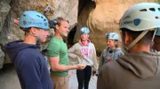 Eine Höhle soll durchwandert werden. Das Problem dabei ist, dass es mehrere Gänge gibt, aber nur einer wieder hinaus führt.