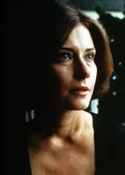Diane Baker (Joanna Clay).