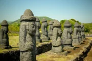 Nach dem tragischen Krieg galt Süd-Korea als eines der ärmsten Länder der Welt. Seither ist das Land enorm gewachsen und zählt inzwischen zu einer der wichtigsten Wirtschaftskräfte. Seine Stadtplanung und Architektur zeichnen ein Bild einer dynamischen Nation.