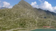 Auf der Südseite des Jungfraujochs vereinigen sich mehrere Gletscherfelder zum Großen Aletsch, dem mit 23 Kilometern längsten Gletscher der Alpen.