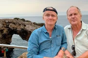 Als Schauspieler hat er genug geknechtet, jetzt möchte er einfach mal wie der Ochse vorm Berg stehen und das Leben genießen. Uwe Ochsenknecht zeigt Pierre M. Krause sein Mallorca: Der Film "Das Boot" machte ihn bekannt, jetzt hat er eine Leidenschaft für Padel. Abends sitzt der wilde Kerl dann nackt im Garten. Alles könnte schön sein –  wären da nur nicht die ganzen Freunde, die ihn besuchen wollen ...