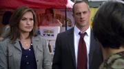 Ein junges Mädchen rennt vor ein Auto und stirbt. Detective Elliot Stabler (Christopher Meloni) und Detective Olivia Benson (Mariska Hargitay) suchen am Tatort nach Hinweisen auf einen möglichen Mord.