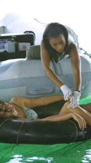 Eine tote Frau wurde ans Ufer angespült. Sie sitzt tot in einem Autoreifen. Alexx Woods (Khandi Alexander) stellt fest, dass eine Schußverletzung im Bein zum Verbluten geführt hat.