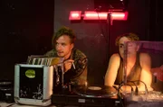 Silvias Freunde Rainer (Tillmann Felix Eckardt, l.) und Fritz (Kjell Brutscheid, r.) sind in ihrem neueröffneten Club für die Musik zuständig.