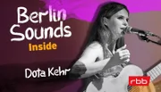 Sie ist Ärztin, Songwriterin, Labelchefin und eine der unabhängigsten Musikerinnen Deutschlands: Dota Kehr hat mit ihrer Band in über zwei Jahrzehnten mehr als ein Dutzend Alben veröffentlicht – ganz ohne Plattenfirma, ohne Management, dafür mit umso mehr Eigeninitiative. Im Gespräch mit Anja Caspary erzählt sie, warum sie lieber CDs in Papphüllen bastelte, als auf eine Antwort der Labels zu warten, wie sehr Berlin ihren Sound prägt, und warum sie bei "Sing meinen Song" sofort abgewunken hat. Außerdem geht es um ihre Liebe zur brasilianischen Musik, das Gender-Sternchen und die Frage, was eigentlich eine "Schnalle" ist. - Dota Kehr