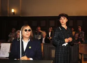 Der blinde Felix Schmidt (Elmar Gehlen) ist Zeuge eines Mordes in einem Heim. Er und Oberschwester Waltraud Böhm (Simone Rethel-Heesters) werden im Gerichtssaal dazu verhört.