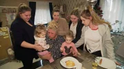 Silvia ist ein absoluter Familienmensch. Das wird jetzt richtig deutlich. Der Abschied vor dem Flug nach Thailand fällt ihr sehr schwer..