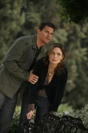 Booth (David Boreanaz, L), Brennan (Emily Deschanel, R)