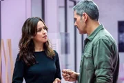 Alejandra (Verónica Sánchez) im Gespräch mit Conrado (Roberto Enriquez).