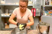 Fatma Ugurlu, Chefin im Mainzer Dönerladen, knetet Butter. Sogar die macht sie selbst, um damit das Brot vor dem Backen zu bestreichen.