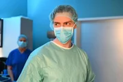Johannes (Maximilian Schneider) ist schockiert, als die Operation einen dramatischen Verlauf nimmt.