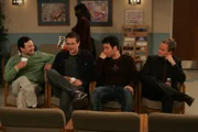 Damit haben Ted (Josh Radnor, 2.v.r.), Marshall (Jason Segel, 2.v.l.), Barney (Neil Patrick Harris, r.) und Stuart (Matt Boren, l.) nicht  gerechnet: Der Junggesellenabschied von Marshall wird von einem Krankenhausbesuch kurzzeitig unterbrochen ...