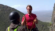 Coach Tobi erklärt den Gurt und die Sicherung, bevor die Sechs an den Klettersteig an der Steilwand dürfen.