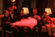 Warten ganz gespannt auf die Junggesellenpartyüberraschung: Ted (Josh Radnor, 2.v.l.), Marshall (Jason Segel, 2.v.r.), Barney (Neil Patrick Harris, l.) und Stuart (Matt Boren, r.) ...