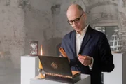 Moderator Paul Matic präsentiert das päpstliche Siegel.