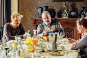 Der Boss, Don Gerlando Levante (Gianni Parisi, mi.), im Kreise seiner Familie.