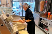 Fatma Ugurlu rollt die Feiglinge für Döner und Dürüm in Maismehl aus. So wird das Brot schön weich.