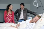 Seine Janina ist nicht tot sondern lebt. Für Sigi Retzer (Martin Rother, liegend) ein Wechselbar der Gefühle, als Christian Lind (Tom Mikulla) mit Sigis Freundin Janina Schedlich (Natalie Renaud-Claus) auftaucht, denn er hielt Janina für das Mordopfer.