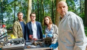 Am Fundort der Leiche werden Finn Kiesewetter (Sven Martinek, l.) und Lars Englen (Ingo Naujoks, 2.v.l.) schon von Ida Müller-Dogan (Amelie Plaas-Link, 2.v.r.) und Rechtsmediziner Dr. Henning Strahl (Christoph Tomanek, r.) empfangen.