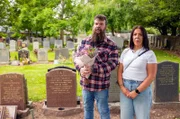 Evan und Gill Adamson am Grab ihres Vaters in Aberdeen, Schottland. Sie waren noch Kleinkinder, als ihr Vater Colin Adamson 1983 in Deutschland ermordet wurde.