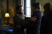 Um die Ermittlungen in einem Mordfall weiterzubringen, muss sich Castle (Nathan Fillion, r.) mit dem russischen Sicherheitsbeamten Vasily Zhiov (Nick Tarabay, l.) gutstellen ...