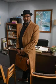 Alec Mercer (Jesse L. Martin)