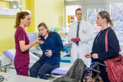 Betty (Bettina Lamprecht, l.), Jana Schiffer (Matilda Merkel, 2.v.l.), Dr. Tobias Lewandowski (Eric Klotzsch, 2.v.r.) und Heike Schiffer (Julia Jäger, r.).