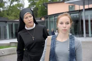Schwester Hanna (Janina Hartwig, li.) passt Lena (Laura Borlein) nach der Schule ab, und versucht herauszufinden, was der Schülerin so zu schaffen macht.