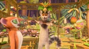 King Julien (Mi.) möchte mithilfe eines Chamäleons herausfinden, was mit Flora los ist.