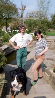 Feinschliff im alten Schweinestall, der nun ein Schwimmteich ist. Aber bevor die Besucher das neue Element bewundern dürfen, wird alles in Bestform gebracht. Petra mäht Rasen, und Ralf sitzt beim Frisör. Endlich ist der große Moment da - die Offene Gartenpforte.