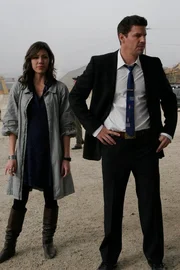 Dr. Montenegro (Michaela Conlin, l.); Booth (David Boreanaz, r.)