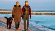 Karin Lossow (Katrin Sass) und Ellen Norgaard (Rikke Lylloff) beim Spaziergang mit Lucky.