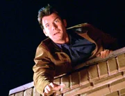Detective Woodrow Hoyt (Jerry O´Connell) hat es nicht geschafft: Der angebliche Mörder ist vom Dach gesprungen.