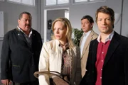 Eigentlich sind Corinna Maegerlein (Eva Meier) und Konstantin Hartwig (Mickey Hardt, r.) ein Paar, aber die Cops Hofer (Joseph Hannesschläger, l.) und Lind (Tom Mikulla) merken, dass der Mordfall an den Nerven der beiden zerrt.