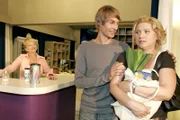 Helga (Ulrike Mai, l.) kann Agnes (Susanne Szell, r.) überreden, sich von Boris (Matthias Rott, M.) zum Kaffee einladen zu lassen.