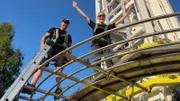 Lena fährt mit Techniker Andre auf den Freifallturm hoch.
