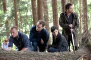 Im Wald wurde eine Mädchenleiche gefunden. Die Komissare Peter Faber (Jörg Hartmann, r), Daniel Kossik (Stefan Konarske, 2.v.l. ) und Nora Dalay (Aylin Tezel) zusammen mit dem Rechtsmediziner Jonas Zander (Thomas Arnold, l)