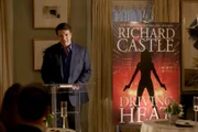 Stolzer Autor: Castle (Nathan Fillion) bei der Verleihung eines Preises ...