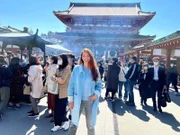Elena Bruhn vor dem Asakusa Tempel aus dem Jahr 645, Tokios ältester Tempel.  +++ Die Verwendung des sendungsbezogenen Materials ist nur mit dem Hinweis und Verlinkung auf RTL+ gestattet. +++