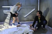 Mia (Josephine Schmidt, l.) und Alexander finden Anna (Jeanette Biedermann, M.) und Jonas (Roy Peter Link, r.) leblos vor ...