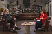 v.li.: Rebecca Solnit, Schriftstellerin, und Moderatorin Barbara Bleisch