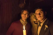 John Lowe (Wes Bentley, l.); James March (Evan Peters, r.)