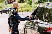 Bei einer Routinekontrolle erschießt Streifenpolizist Timo Karbe (Jonas Liljeström) einen Mann und begeht anschließend Suizid.