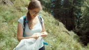 Die Biologin Karen Falsone erforscht im Calancatal seltene Schmetterlingsarten.