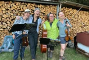 Beim spontanen Gartenkonzert erhalten die Frauen viel Applaus. (v.l.n.r.) Annette Walther – Geige , Barbara Schachtner – Gesang, Anna Beitzl-Reitmeier – Cello, Frieda Imhorst – Bratsche