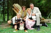 "Schlosshotel Orth", "Der Märchenprinz." Während Sissy mit den Vorbereitungen für die Eröffnung des Wildparks alle Hände voll zu tun hat, steigt ein charmanter Gast im Schlosshotel ab. Graf Moritz von Altenberg. Doris gefällt ihm auf den ersten Blick. Doch für sie ist ein verheirateter Mann alles andere als der ersehnte Märchenprinz.Im Bild (v.li.): Rupert Apfl-Nussbaumer (Franzl Hofer), Sascha Wussow (Georg Brandner), Andrea Lamatsch (Sissy Brandner), Klaus Wildbolz (Wenzel Hofer).