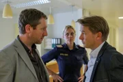 "CopStories", "Bitte ned." Während die Identität der gefundenen Frauenleiche noch immer Rätsel aufgibt, werden Mathias und Roman zu einem Einbruchsfall der besonderen Art gerufen. Helga und Sylvester bekommen es mit einer renitenten Parksünderin zu tun und Lukas muss zu seinem großen Bedauern damit aufhören, in Vertretung von Andreas den Chef zu spielen. Überschattet wird all das allerdings von einem Zwischenfall bei der Überstellung eines Häftlings. Am Ende dieses Tages wird für die Polizistinnen und Polizisten der Kreitnergasse nichts mehr so sein wie zuvor.Im Bild (v.li.): Johannes Zeiler (Andreas Bergfeld), Kristina Bangert (Helga Rauper), Serge Falck (Lukas Moosburger).