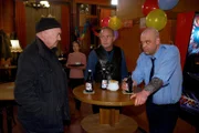 In der Nähe des Tatorts trifft Otto Garber (Florian Martens, l.) auf seine alten Freunde Ralf Rosbach (Uwe Preuss, M.) und Hartmut Jenke (Robert Gallinowski, r.). Sie trinken auf das Ende ihrer Stammkneipe.