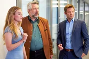 In der Firma Wallbach-Berg-Bau werden die Kommissare Hansen (Igor Jeftic, r.) und Stadler (Dieter Fischer, M.) von Carolin Riedenburg (Teresa Klamert, l.), der Praktikantin des Mordopfers, in Empfang genommen.
